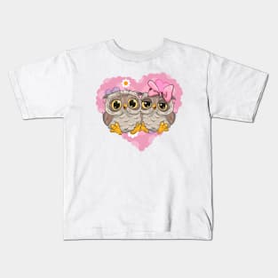 Two cute lovesick owls and a pink heart on the background Kids T-Shirt